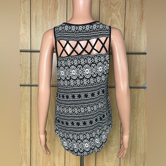 Iz Byer Black and White Geometric Blouse SZ -M - Picture 3 of 6